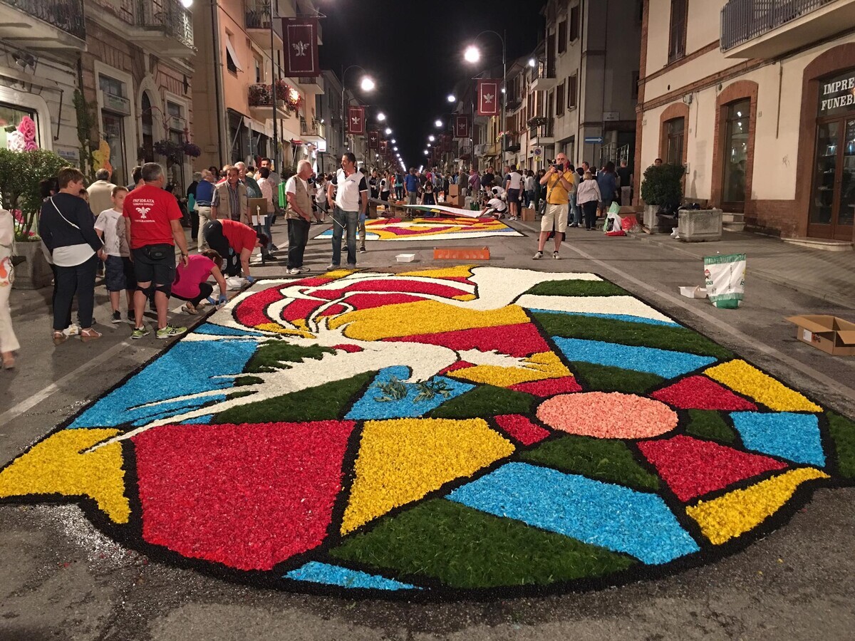 Infiorata del Corpus Domini a Castelraimondo